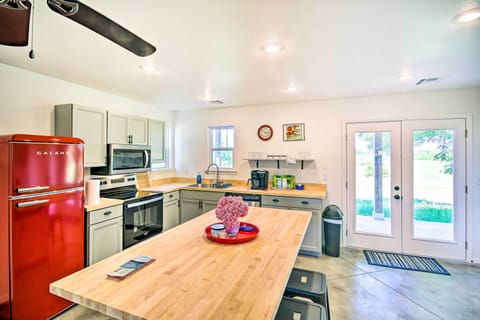 Fully Equipped Kitchen | Cooking Basics | Spices | Coffee Maker | Breakfast Bar