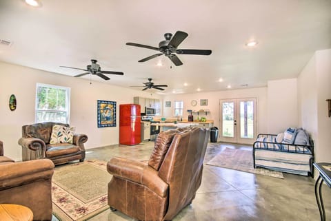 Living Room | Free WiFi | Twin Daybed w/ Twin Trundle Bed