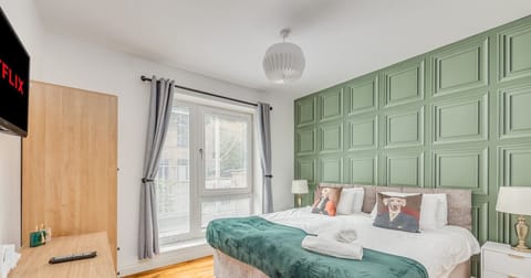The master bedroom features a 40’’ Smart TV, a private shower and a comfortable zip-link bed which is configured as two single beds by default or can be zipped together to form a king-size bed upon request.