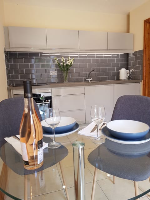 Owl's Roost, Cotswolds (Sleeps 2) Newly installed contemporary kitchen/diner 