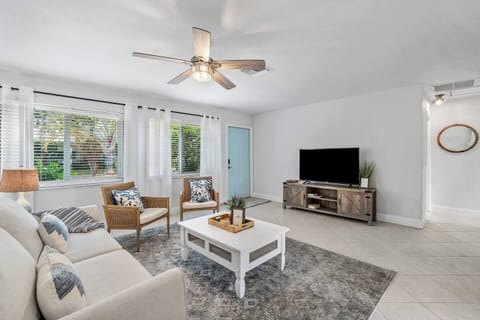 Cozy, newly furnished living area. Roku smart TV!