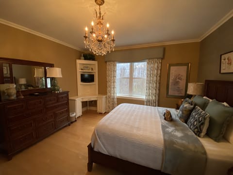Bedroom showing corner desk / workspace