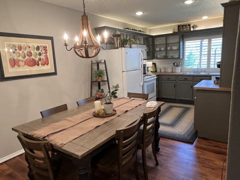 Dining area for 6 people