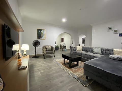 Spacious sitting room
