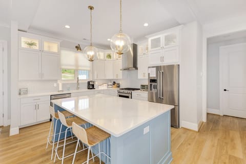 Fully stocked high end kitchen, Large island with extra seating, gas range