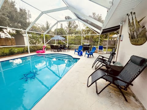 4/3 made for FL fun year-round w/ a heated pool & outside dining & sleeps 16
