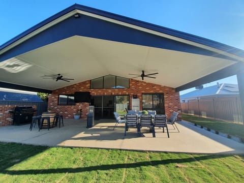 Large alfresco area, perfect for entertaining!