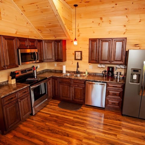 Kitchen on main level. it's fully stocked!