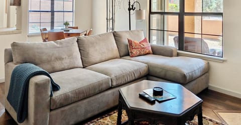 Come get comfy in this Catalina Foothills condo with a pool, jacuzzi and more