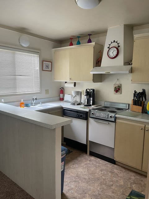 Full kitchen with Stove/Oven, Fridge, Sink, Coffee Maker, Air Fryer, Ice Maker