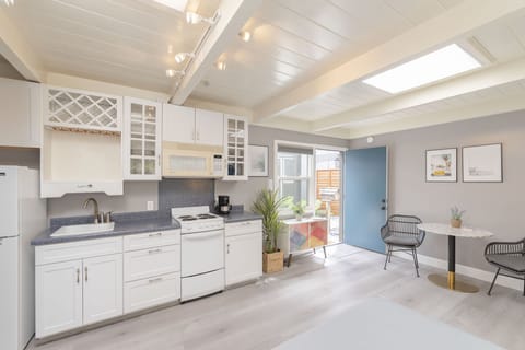 Guest Suite, Queen, Kitchenette, En Suite with Shower