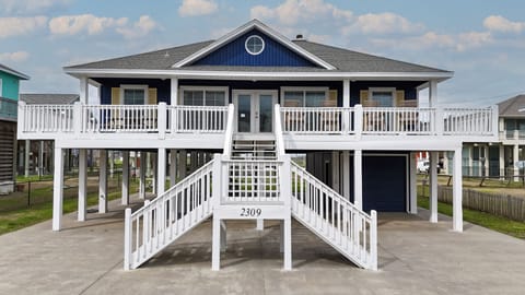 Beautiful Beach Cabin close to everything.  Just a short ride to the Big Store.