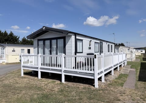 At this 6 berth caravan located on Suffolk Sands Holiday Park, you can find a fantastic static caravan waiting for your next family holiday or a spontaneous last-minute break.