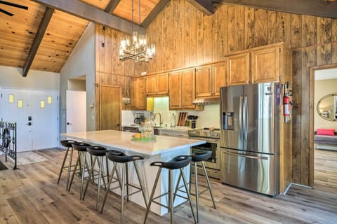 Kitchen | Island w/ Bar Seating