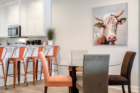 Table and breakfast bar