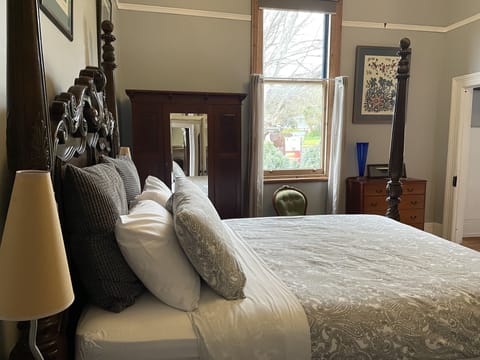 B&B bedroom 2- Queen size bed