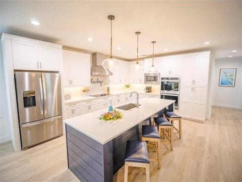 Kitchen with large island