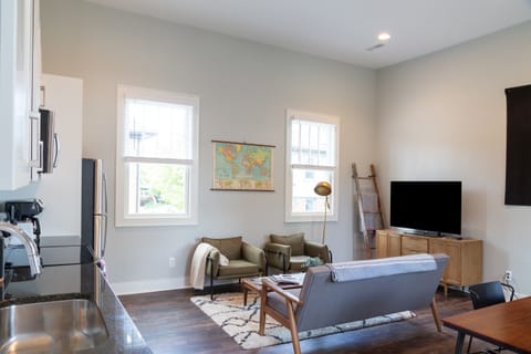 "Really nice place, very clean, nice furniture and comfortable, good vibe in the space. Recommended." - Weston, 5 Star Review