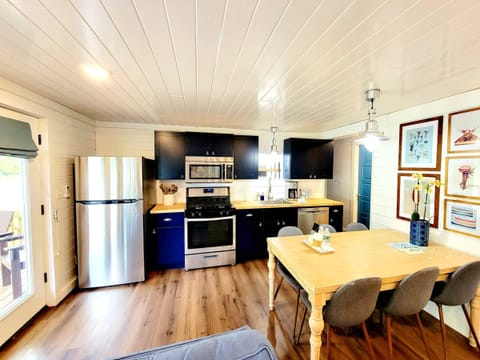 Gatehouse 2 Kitchen And Dining Table