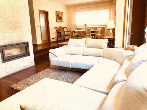 sala comum com lareira e ar condic. e vistas jardim e campos de jogos da cidade