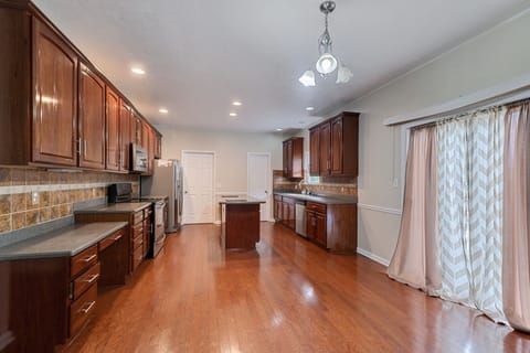 Flooring, Hardwood, Floor, Room, Indoors