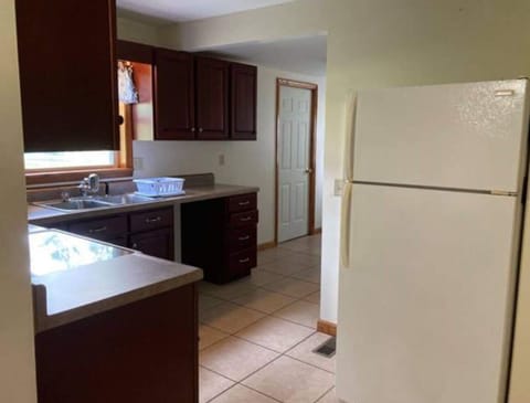 Dishwasher, range, microwave, toaster, coffee pot, full service for 8