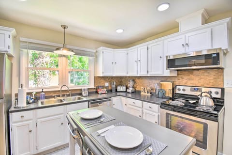 Fully Equipped Kitchen | Spices | Crock-Pot | Cooking Basics