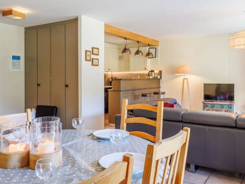 Furniture, Interior Design, Flooring, Wall, Floor, Wood, Ceiling, Room, Table, Light Fixture