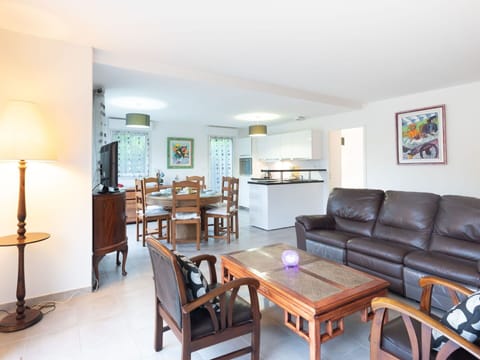 Table, Furniture, Property, Couch, Building, Interior Design, Lighting, Wood, Chair, Lamp