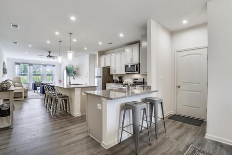 Main Level,Breakfast Bar,