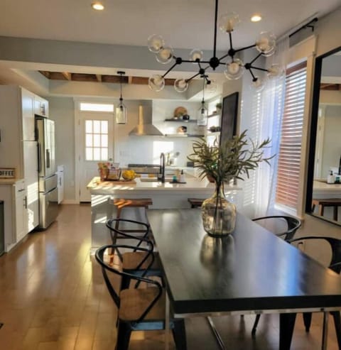 Welcome Home! Nomad's Modern Industrial Cozy 3br awaits you!