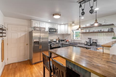 Fully equipped chef kitchen, open space concept with island sitting (fits 4)