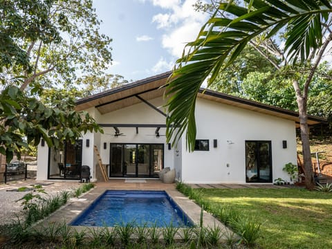 Enjoy the open & private backyard. Pool & BBQ area and pool loungers.