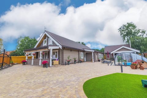 Dana Lodge holiday home offers everything you need for a relaxing getaway, including a private swimming pool, hot tub holidays vibes, and a cosy sauna pod.