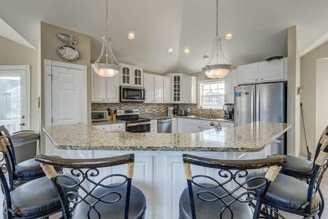 Top-Level Kitchen with Bar (seats 6)