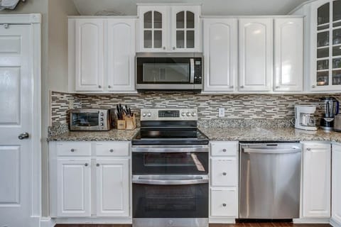 Top-Level Kitchen with Bar (seats 6)