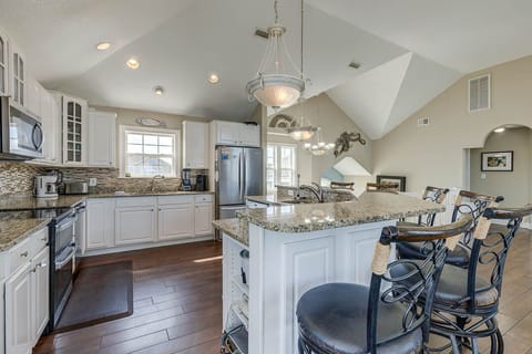 Top-Level Kitchen with Bar (seats 6)