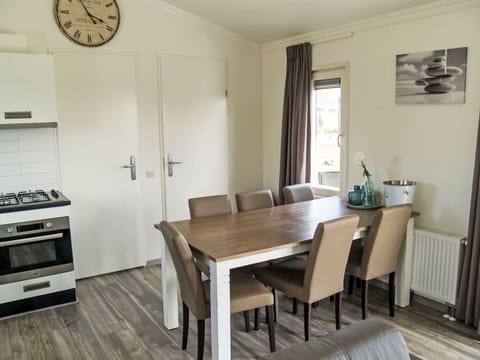 Table, Furniture, Property, Chair, Gas Stove, Plant, Wood, Interior Design, Window