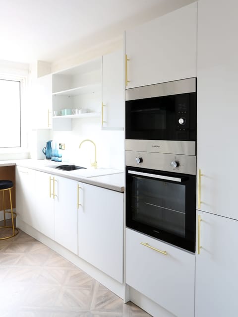 Kitchen with breakfast bar