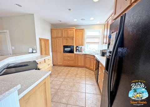 Kitchen.Private Pool. The Yacht Club, sleeps 20. Lagoon Pass Neighborhood. Bring your boat.