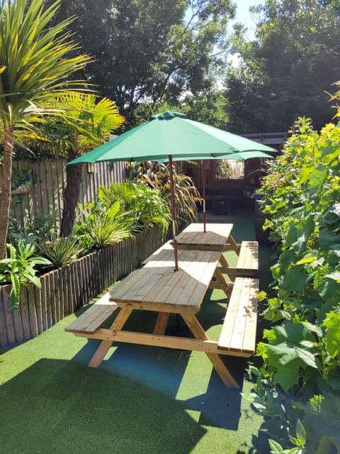 Picnic tables, perfect to enjoy an outdoor group lunch surrounded by greenery