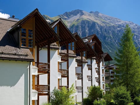 Sky, Plant, Mountain, Tree, Building, Wood, Residential Area, Window, Landscape, Real Estate