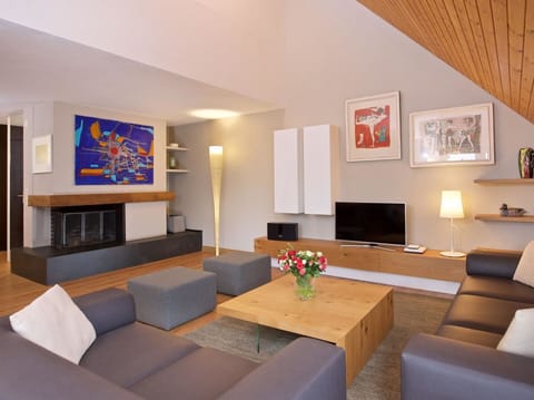 Furniture, Flower, Comfort, Plant, Building, Wood, Interior Design, House, Floor, Hardwood