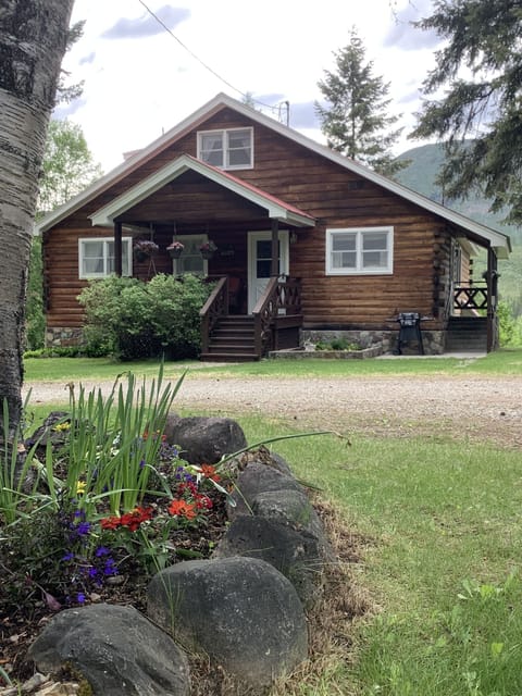 View of the front of the home, as small as it looks 1700 sqft are pack in there