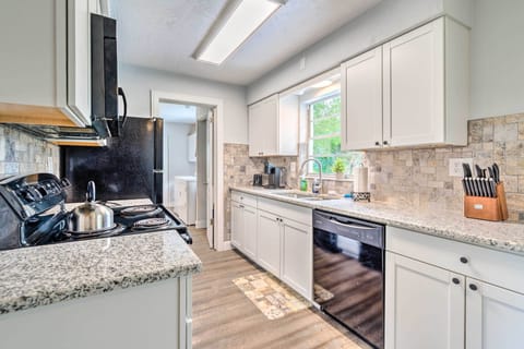 Kitchen | Fully Equipped w/ Cooking Basics