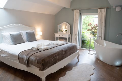 Master Bedroom with Deluxe Bathtub