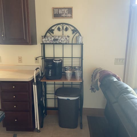 Coffee bar with full pot or k-cup capacity