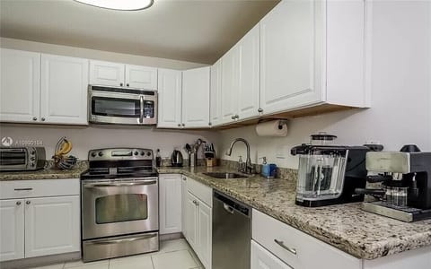 Full kitchen 