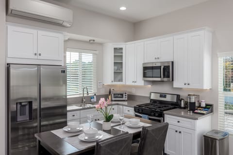 Full Kitchen with Dinning Table