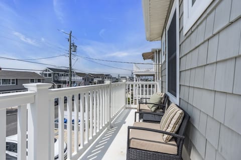 The 2FL deck offers sunshine and views of the beach!